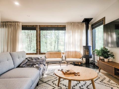 Pinewood Lodge - Luxury Cabin, Kid-Friendly