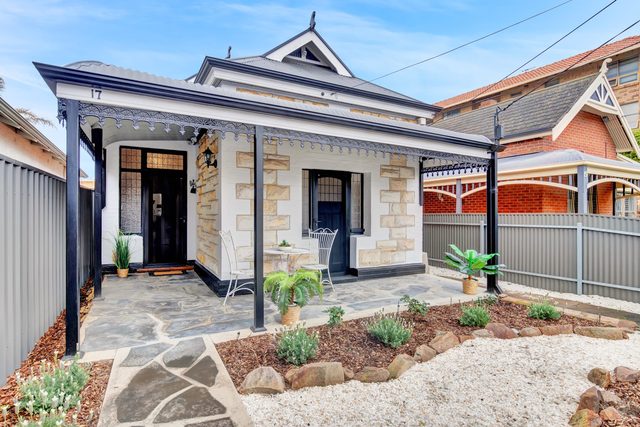 Noir Cottage | Glenelg North | 3BR | Netflix| BBQ
