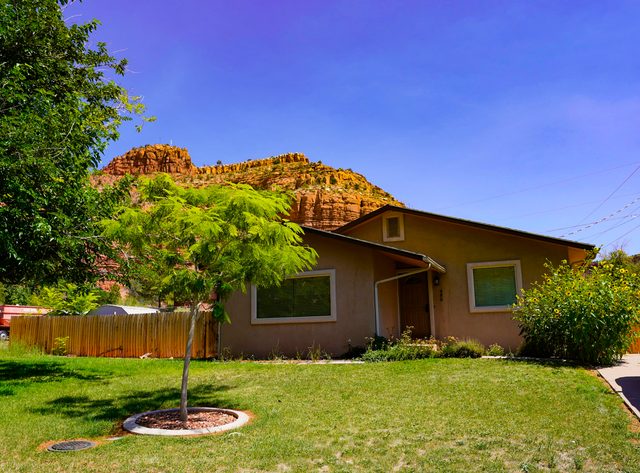 Family Home in Kanab w/ private Hot Tub, Near Zion