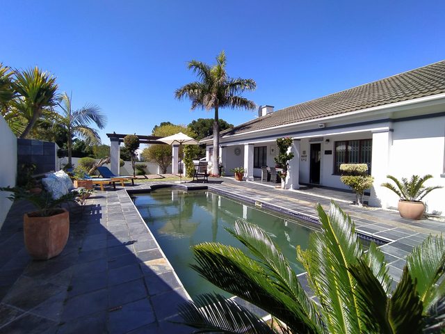 Villa Mintos | 8 sleeper - 750m to Robberg 5 Beach