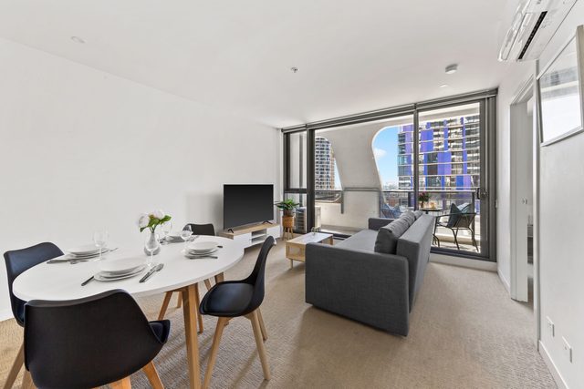 Cozy 2BR Apt Next to Victoria Market with City Views