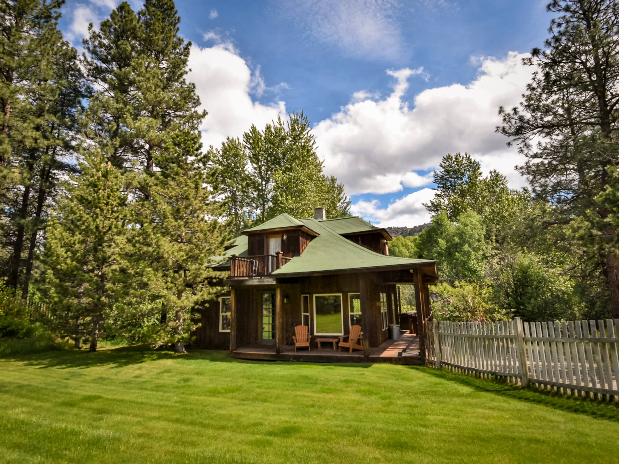 Firefly Cabin, 4 bdrm, deck, trails, fenced yard