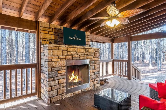 Spacious luxury cabin w/hot tub