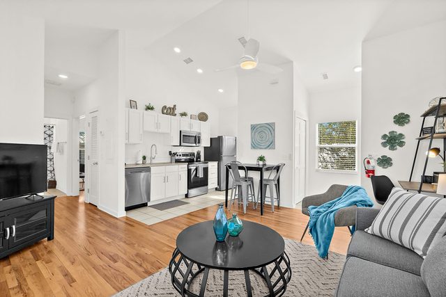 Downtown Bungalow- Walk to Downtown, Mins to Beach