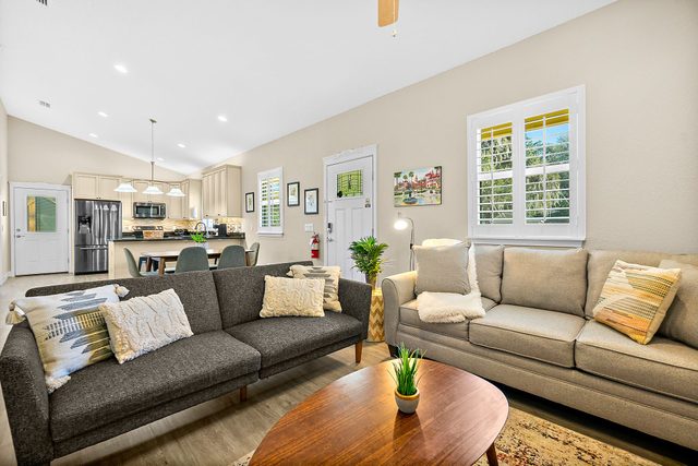 Citrus Hideaway l Hot Tub l 1 Block to Downtown