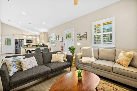 Citrus Hideaway l Hot Tub l 1 Block to Downtown
