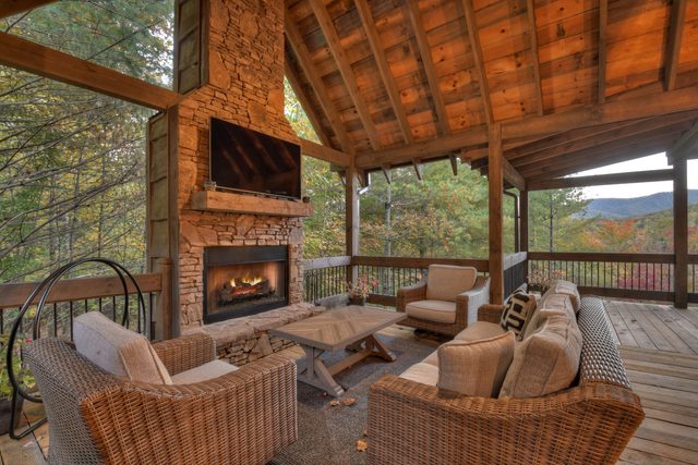Hunter’s Treehouse | Mtn Views + Hot Tub + Games