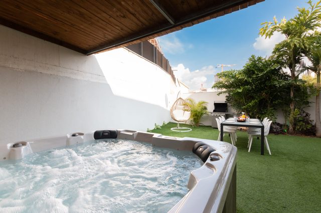 O&O Group – Beachside Villa w/ Private Jacuzzi — Rishon LeTsiyon, Tel Aviv