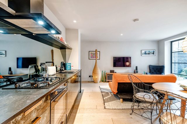Notting Hill 2 Bed with Sauna - by Out of Office Lifestyle