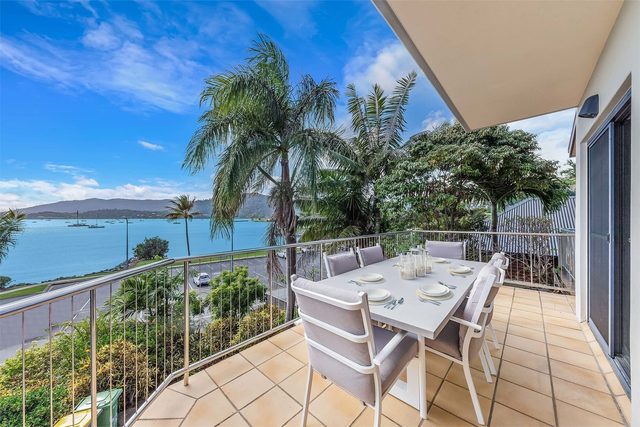 'Island Time' Whitsunday Beachfront Apartment