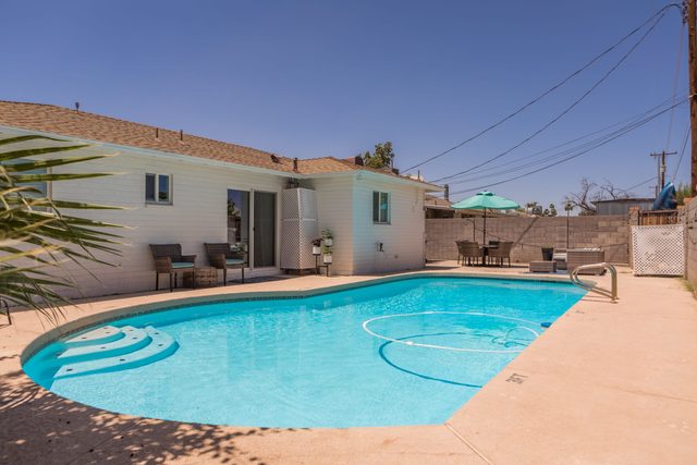 Cozy home near downtown Mesa, Pool, BBQ