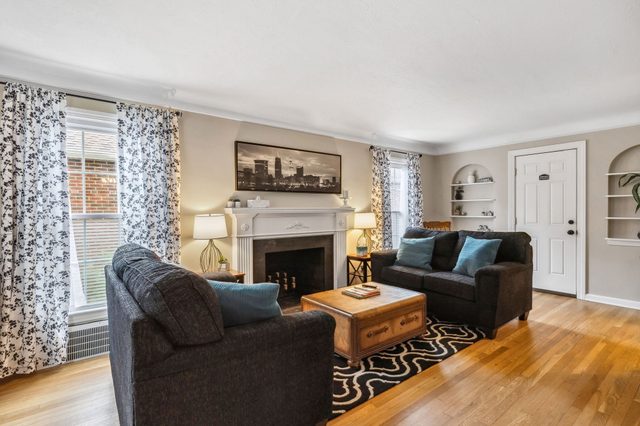 The Henry House I Pet Friendly, Cozy, Convenient