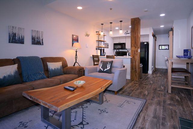 Emmons Ease, 2BR/2BA, Remodeled at ski resort, hot tub