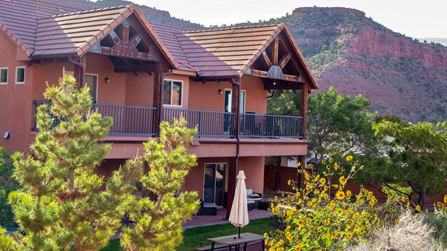 Luxury Vacation Home in Southern Utah with Pool and Hot Tub. Near Zion and Bryce! Sleeps 14!
