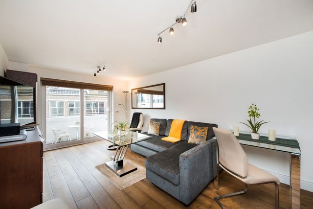 1-Bed Fitzrovia Flat · Balcony & Views · Sleeps 3 — London, England