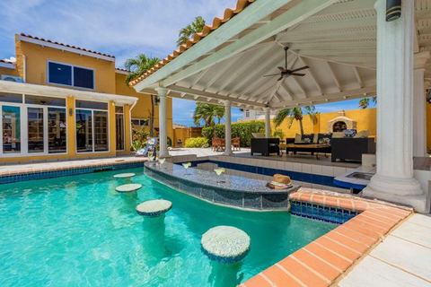 Exclusive villa surrounded by tropical gardens. — Noord