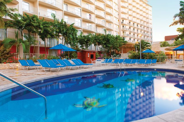 Wyndham Waikiki Beach Walk 2BR Apartment with Resort Access
