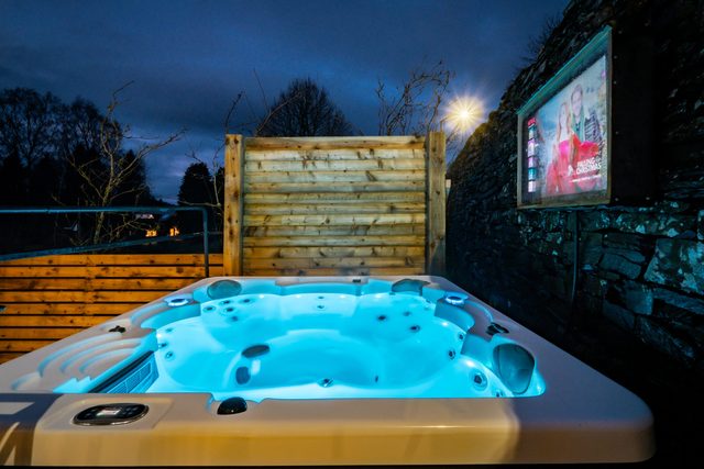 Grade 2 Listed 2 bedroom Pet Friendly - Parking - 2 mins from Bowness - very quiet — Bowness-on-Windermere, England