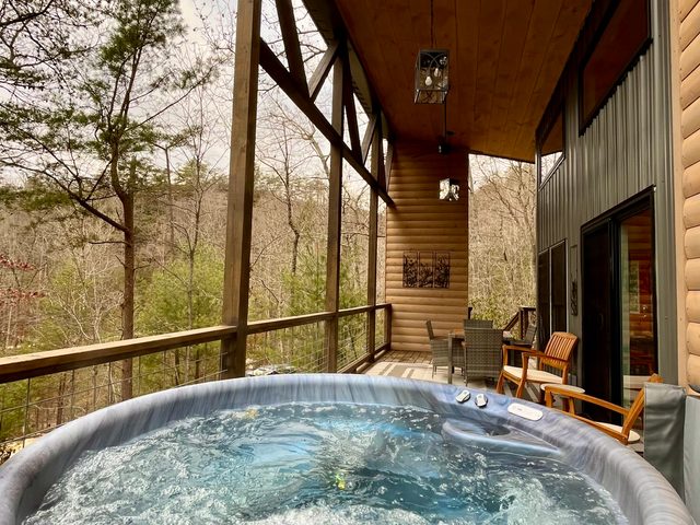Whispering Woods - Modern Cabin with Hot Tub and Forest Views — Stanton, KY
