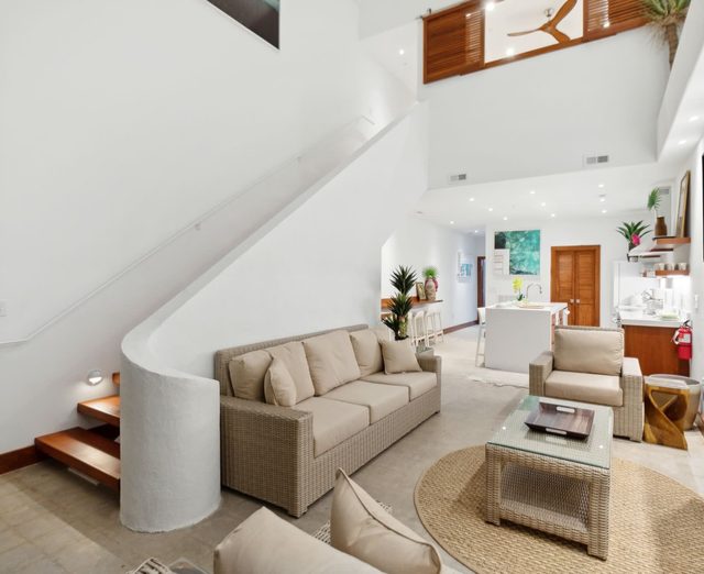 Vacation Villa 5 mins to King St- ‘The Queen Palm’