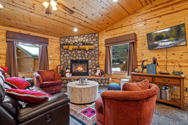 Black Bear Chalet (Cabin 105)