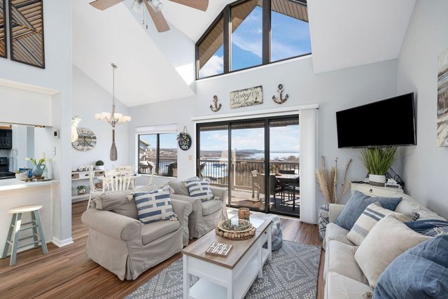 Lakeside Sunrise Lake front Heated Indoor Pool Splashpad