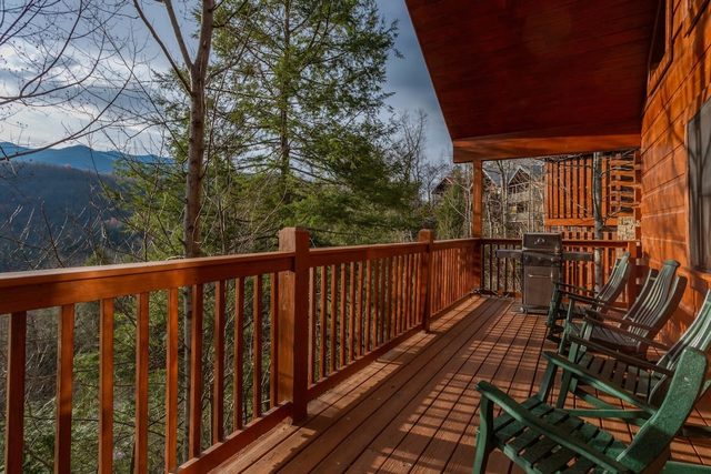Near Downtown Gatlinburg/Beautiful Views/Hot Tub