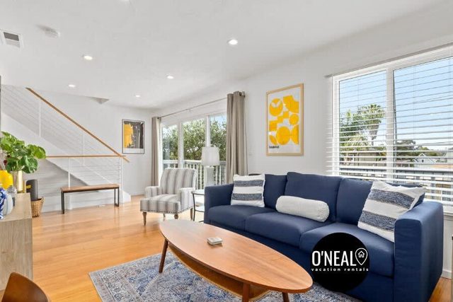 3 bedroom home - walk to Twin Lakes & Harbor!