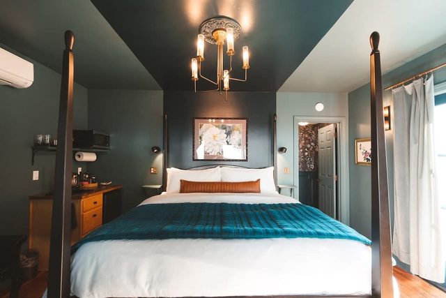 Moody Ashland Escape: Luxe Suite, Copper Tub — Ashland, OR