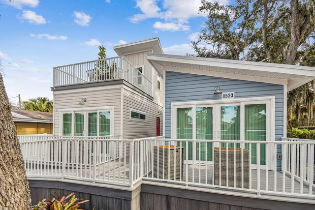 Surf Shack Tiny Home on Pinellas Trail w/ Heated Pool! Walk or Bike to Downtown Dunedin! — Dunedin, FL