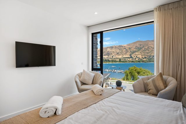 Lakeside Luxury Studio