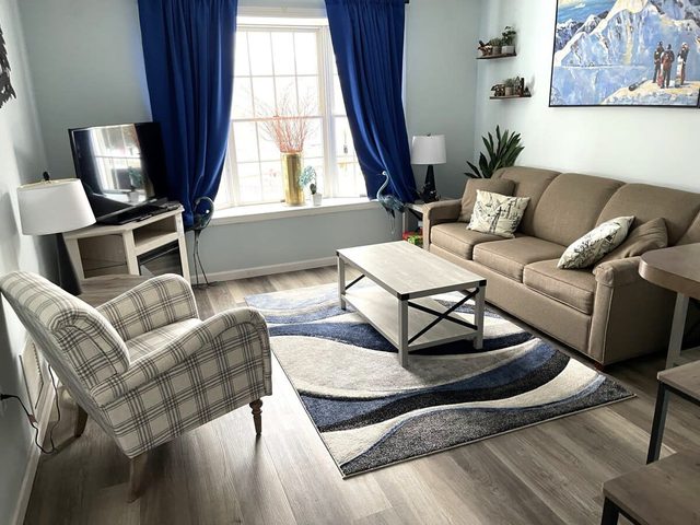 WOW-New Ski OnOff Suite By Pool Sleeps 4 Jiminy Pk - Fully Redone Gorgeous Inn — Hancock, MA