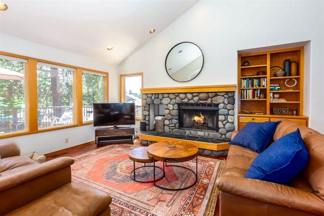 Pet-Friendly Sunriver Home + SHARC Passes