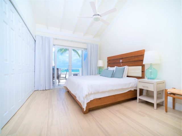 3 Bed Beachfront Penthouse Condo w/ pool + hot tub