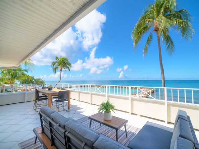 3 Bed Beachfront End Unit Condo w/ pool + hot tub — Seven Mile Beach, George Town