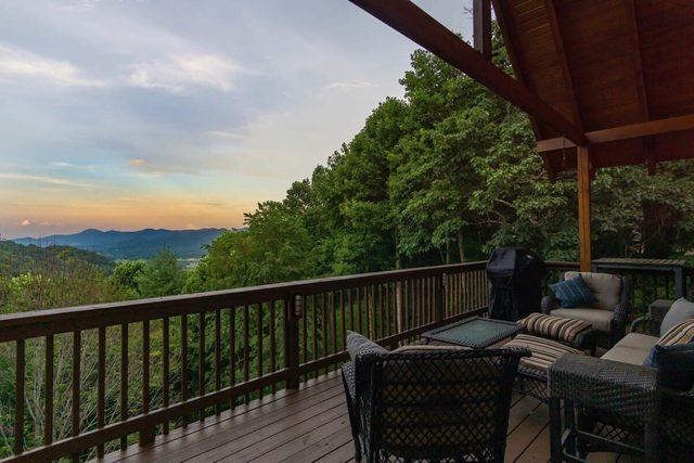 Old Oak Lodge: Mtn Getaway, Views, Hot Tub