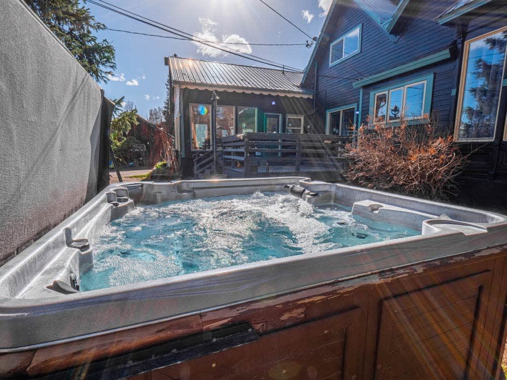 Victorian Mansion off Main, Hot Tub, Sauna, Pool Table, Game Room, Pets OK!