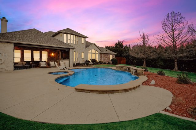 Lakefront Mansion with Pool and Cinema — Rowlett, TX