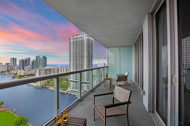 Infinite View| Balcony|Pool + Near Beach