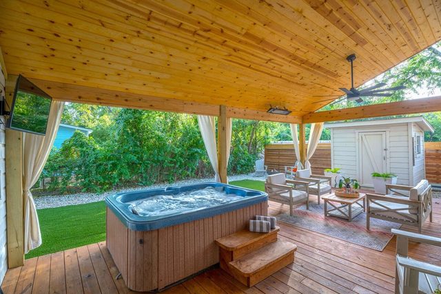 La Belle Vie, Close to Main St, Hot tub, Fire pit!