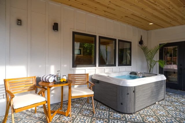 Hot tub, Fireplace, Studio, Close to Main St.