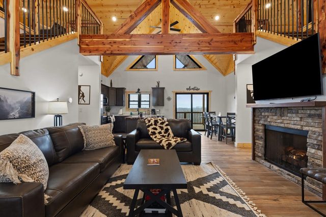 Rock Point - Million $ View, Private, Hot Tub, Lux — Pine Ridge, KY