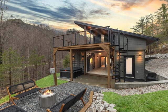Epic RRG Stay - Rooftop deck - slide - Hot Tub Fun  A unique shipping-container cabin with swings a rooftop hangout deck spiral slide private hot tub fire pit and playful design touches Perfect for families and adventure seekers exploring RRG — Stanton, KY