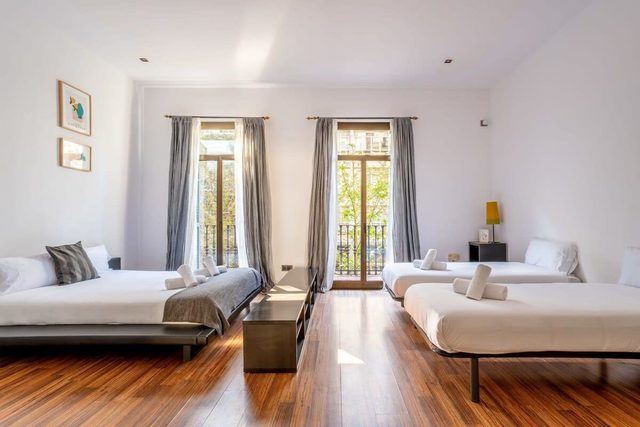 Comfortable and huge 4BD - 2BTH Rambla Catalunya