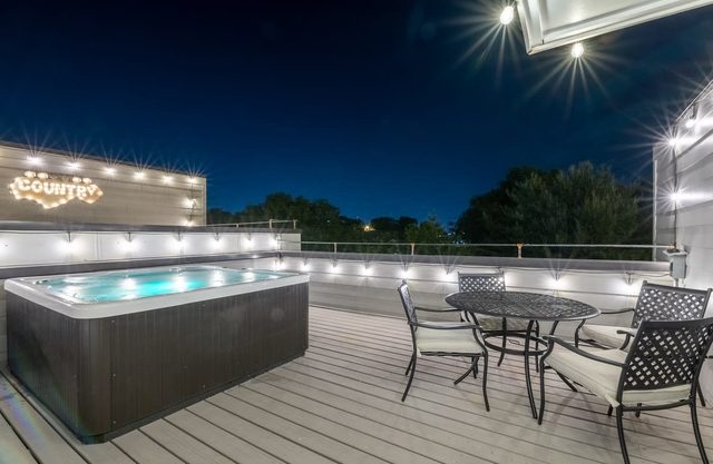 Pool Sauna Skyline Views + Hot Tub,