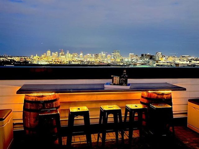Luxury Home Amazing Rooftop 11 Beds Pool Table!