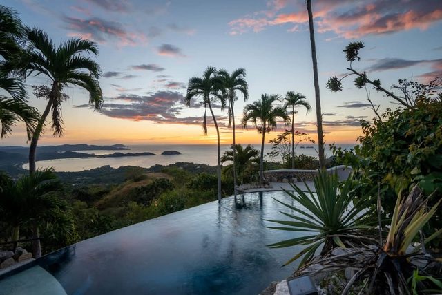Beautiful House with Sweeping Ocean Views, Modern Design, and a Private Infinity Pool