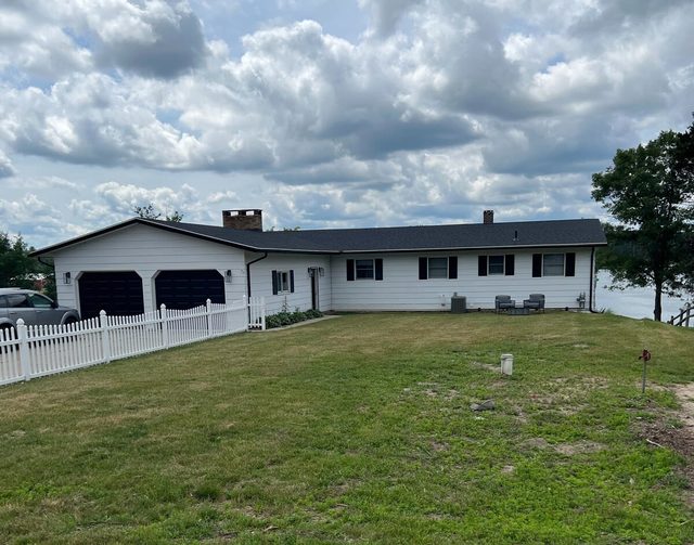 Lakefront cottage with hot tub — Cadillac, MI