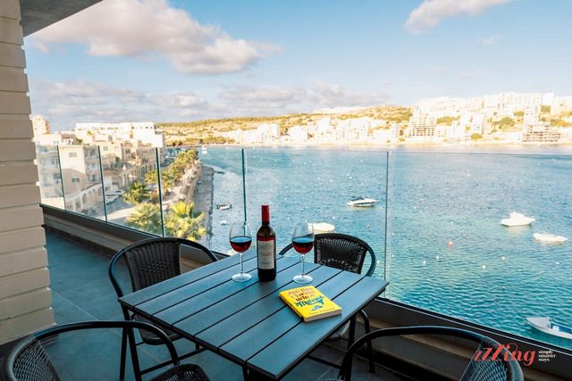 Sea Views in a Stunning 2BR Apartment, St. Paul's