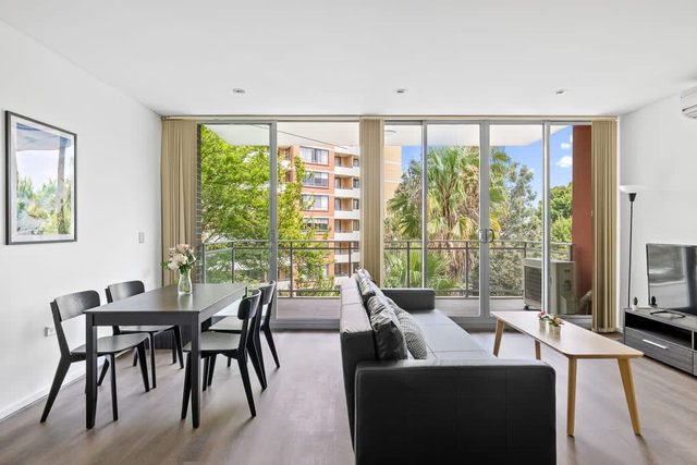Cozy Apt - 2BR - A/C - Parking - Mins to Stations